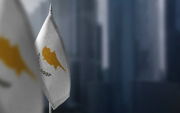 Small flags of Cyprus on a blurry background of the city — Stock Photo, Image