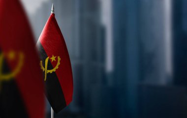 Şehrin bulanık arka planında Angola 'nın küçük bayrakları