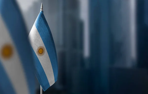 Bendera kecil Argentina dengan latar belakang kota yang buram — Stok Foto