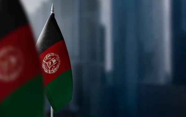 Banderas pequeñas de Afganistán en un fondo borroso de la ciudad — Foto de Stock