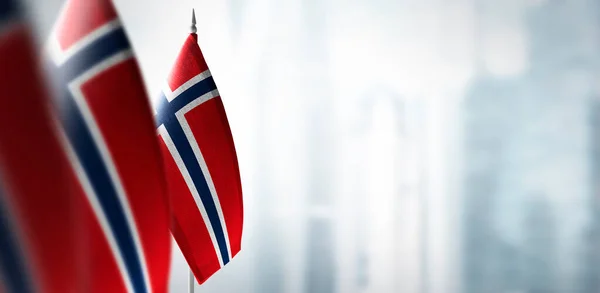 Pequenas bandeiras da Noruega em um fundo embaçado da cidade — Fotografia de Stock