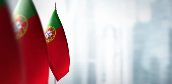 Små flaggor av Portugal på en suddig bakgrund av staden — Stockfoto