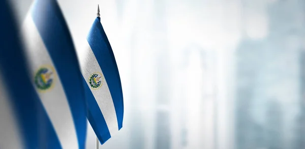 Piccole bandiere di Salvador su uno sfondo sfocato della città — Foto Stock