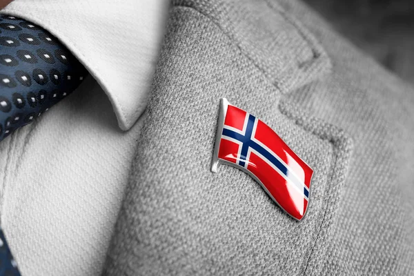 Crachá de metal com a bandeira da Noruega em uma lapela de terno — Fotografia de Stock