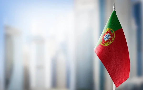 Uma pequena bandeira de Portugal no fundo de um fundo embaçado — Fotografia de Stock