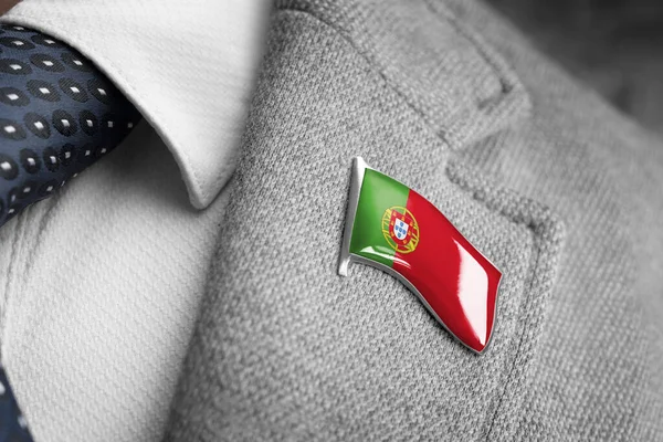 Emblema de metal com a bandeira de Portugal numa lapela de fato — Fotografia de Stock