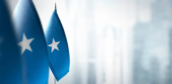 Small flags of Somalia on a blurry background of the city — Stock Photo, Image