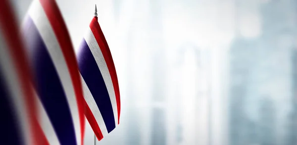 Маленькие флаги Таиланда на размытом фоне города — стоковое фото