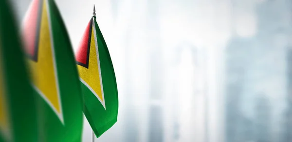 Petits drapeaux de Guyane sur un fond flou de la ville — Photo
