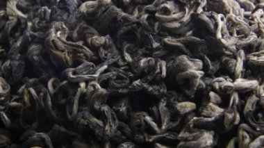 Çay yaprakları yavaşça döner.