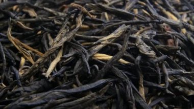 Çay yaprakları yavaşça döner.