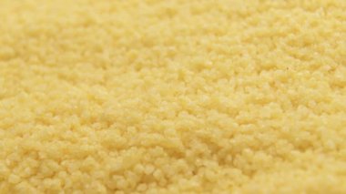 Krupiye kuskusu yavaşça döner.