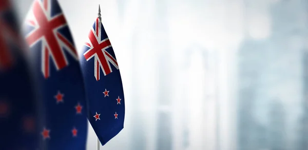 Banderas pequeñas de Nueva Zelanda en un fondo borroso de la ciudad —  Fotos de Stock