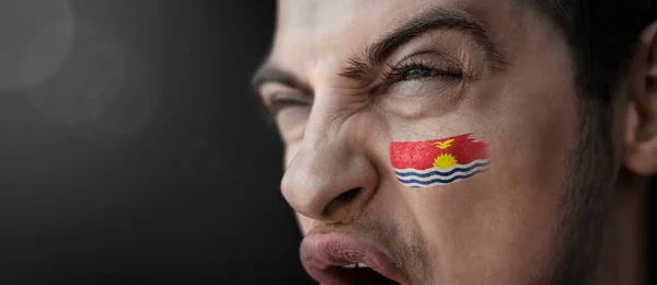 Křičící muž s vyobrazením národní vlajky Kiribati na tváři — Stock fotografie