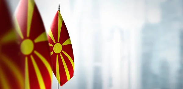 Banderas pequeñas de Macedonia sobre un fondo borroso de la ciudad — Foto de Stock