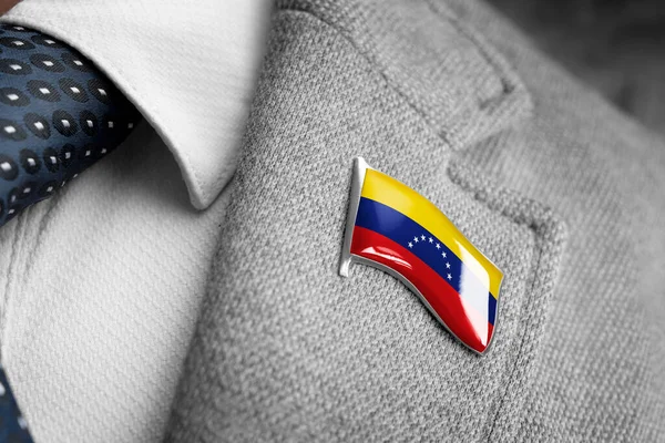 Distintivo in metallo con la bandiera del Venezuela su un risvolto tuta — Foto Stock