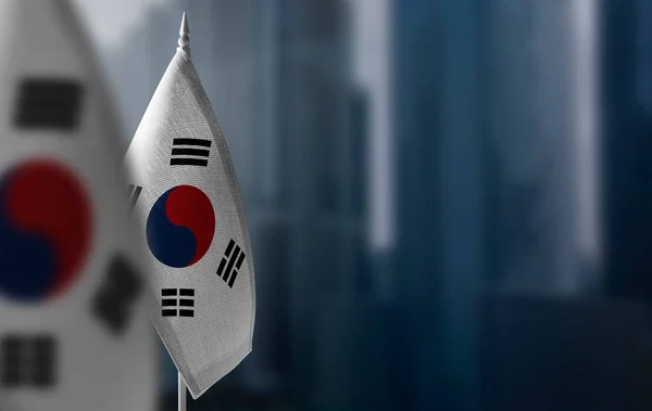 Kleine vlaggen van Zuid-Koreaans op een wazige achtergrond van de stad — Stockfoto