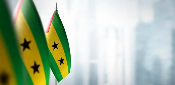 Banderas pequeñas de Santo Tomé y Príncipe sobre un fondo borroso de la ciudad — Foto de Stock