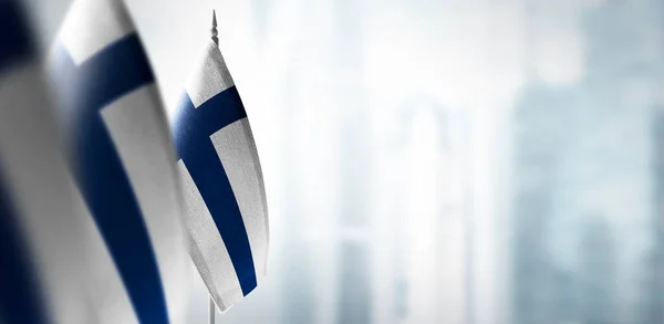 Şehrin bulanık arka planında Finlandiya 'nın küçük bayrakları — Stok fotoğraf