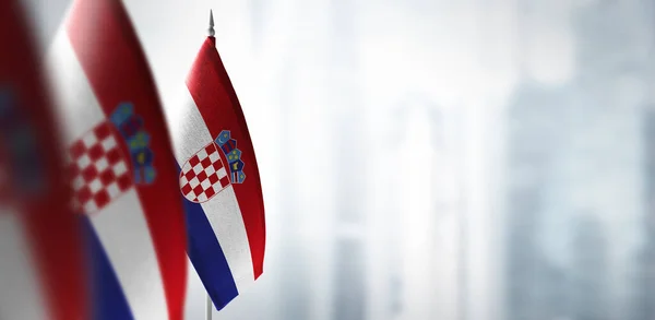 Små flaggor i Kroatien på en suddig bakgrund av staden — Stockfoto