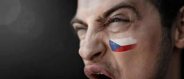 Un hombre gritando con la imagen de la bandera nacional de Chequia en su cara —  Fotos de Stock