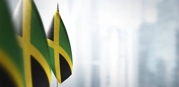 Petits drapeaux de la Jamaïque sur un fond flou de la ville — Photo