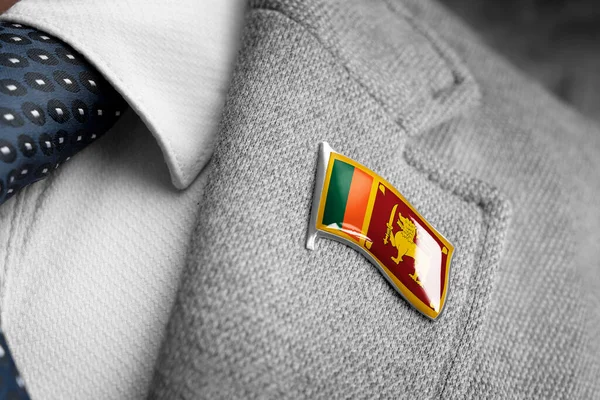 Emblema de metal com a bandeira do Sri Lanka em uma lapela de terno — Fotografia de Stock