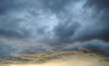 güzel bir bulutlu gökyüzü günbatımı 