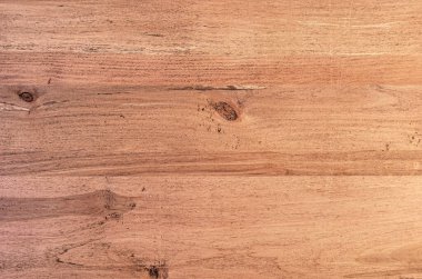 Nadir bulunan ahşap alder tahtaları, mobilya yapmak için bir marangoz tarafından birbirine yapıştırılır. trend renkleri