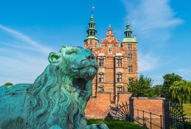 Kopenhag, Danimarka. Yaz günü Rosenborg Kalesi 'nin yakınındaki aslan heykeli. Bronz heykel üzerine seçici odaklanma.