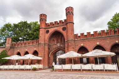 Kalininingrad, Rusya - 22 Eylül 2018: Rossgarten Kapısı 'nın kenti yakınlarındaki kafeler.