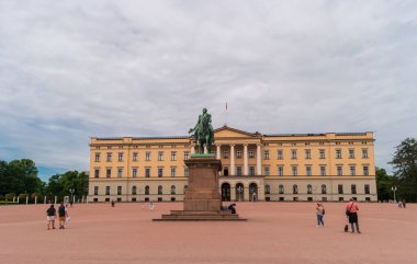 Oslo, Norveç - 24 Haziran 2019: Slottsplassen Meydanı 'nda Kral Karl Johan' ın heykeli Kraliyet Sarayı 'nın zeminine karşı.