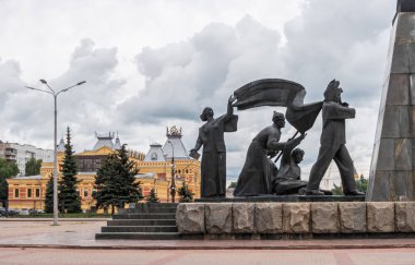 Nizhny Novgorod, Rusya - 8 Ağustos 2020: Lenin Anıtı 'nda Nizhny Novgorod Fuarı' nın arka planına karşı heykel kompozisyonu.
