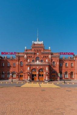 Kazan, Rusya - 6 Ağustos 2020 Kazan tren istasyonunun görüntüsü. Kazan-Passazhirskaya istasyonunun ana binası..