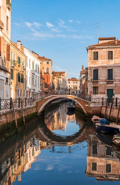 Venezia Italia Veduta Del Ponte Del Canale Del Quartiere Veneziano — Foto Stock