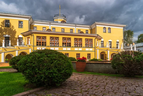 Yaroslavl Sanat Müzesi 'ne ev sahipliği yapan eski valinin evi..
