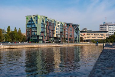 Kaliningrad, Rusya - 21 Eylül 2018: Holiday Inn Kaliningrad Oteli. Sonbaharda Pregolya nehrinin modern inşaatı.