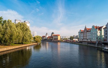 Kaliningrad, Rusya - 21 Eylül 2018: Balık Köyü 'ndeki Pregolya nehrinin manzarası.