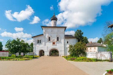 Suzdal, Rusya - 11 Ağustos 2020: St. Euthymius Kurtarıcı Manastırı 'nın arazisindeki Açıklama Kilisesi.