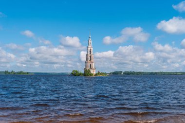 Kalyazin, Rusya. Yaz günü Volga Nehri 'ndeki Uglich Barajı' ndaki Su Altındaki Çan Çanı Manzarası.
