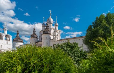 İsa 'nın Dirilişi Kilisesi. Kremlin' in Rostov bölgesinde. Önünde yeşil yapraklar var. Rusya 'nın altın yüzüğü.