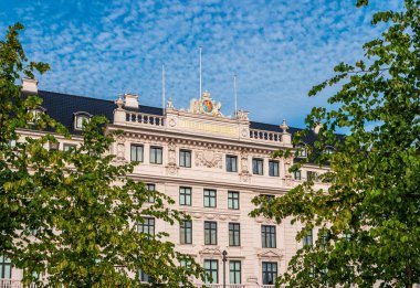 Kopenhag, Danimarka... 26 Haziran 2019 'da Angleterre Oteli' nin ön cephesi yeşil yapraklar arasında. Binanın çatısında tek boynuzlu at ve aslan olan armalar..