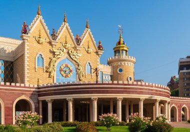 Kazan, Rusya - 6 Ağustos 2020: Tatar Devlet Kukla Tiyatrosu 'nun ön yüzü 