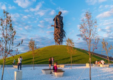 Rzhev, Rusya - 20 Ağustos 2020: Tver Oblastı 'nda anıt parkı bulunan Sovyet askeri anıtı. Büyük Vatanseverlik Savaşı 'ndaki zaferin 75. yıldönümü için kuruldu..