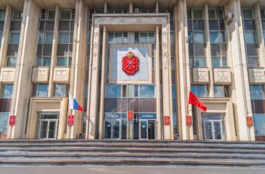 Tula, Rusya - 22 Ağustos 2020: Tula Bölgesel Duma 'nın girişi.