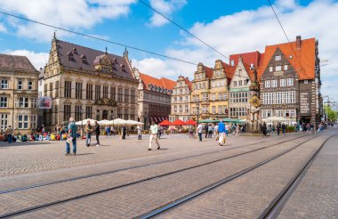 Bremen, Almanya... 28 Haziran 2019 'da Roland heykelinin olduğu pazar meydanı. Tarihi şehir merkezi..