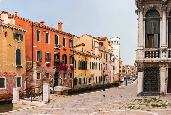 Venezia Italia Pittoresca Strada Vinicana Con Vecchie Case Italiane Ponte — Foto Stock