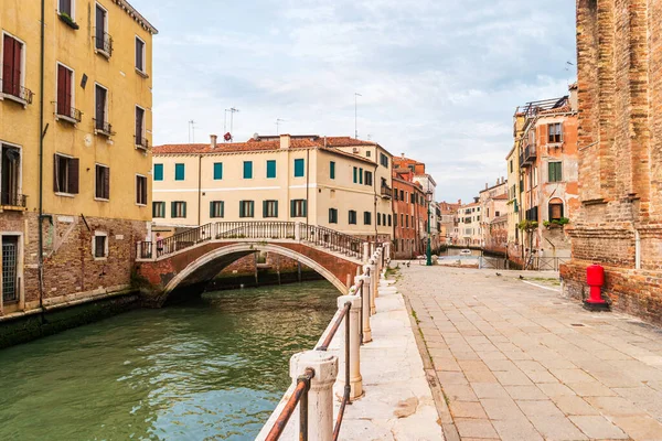Venezia Italia Pittoresco Paesaggio Vinicano Con Vecchie Case Italiane Ponte — Foto Stock
