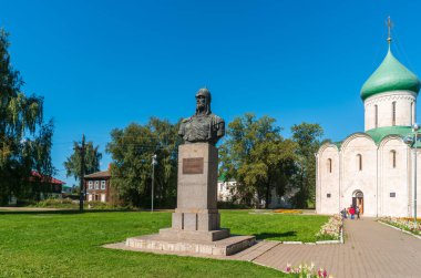 Pereslavl-Zalessky, Rusya - 18 Ağustos 2020: Kurtarıcı Katedrali ile Alexander Nevsky anıtı.