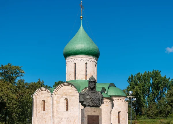 Pereslavl Zalessky ロシア 2020年8月18日 背景に救世主の大聖堂とアレクサンダー ネフスキー記念碑のビュー — ストック写真